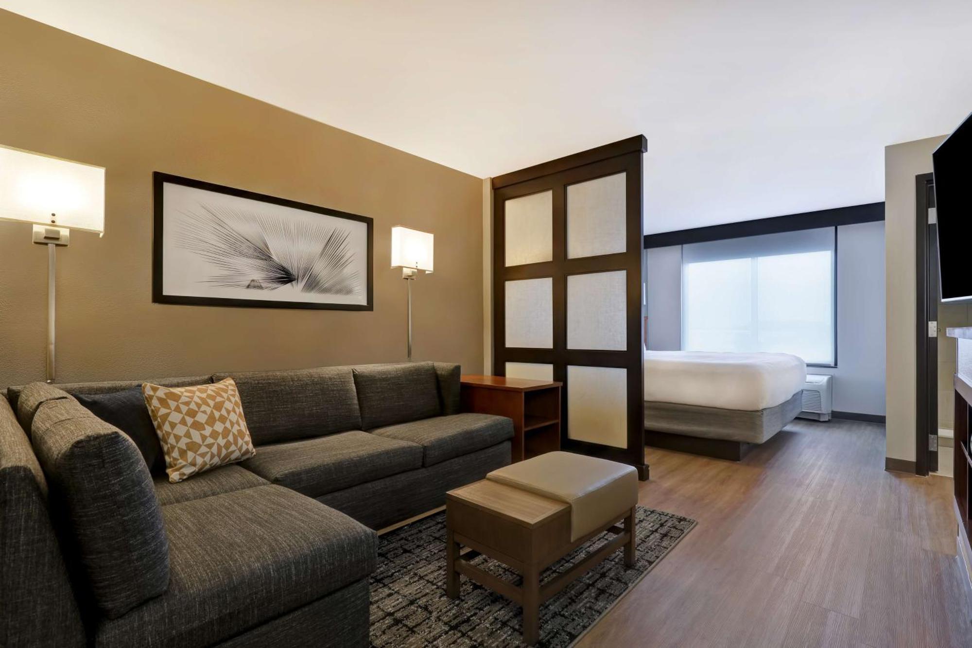 Queen Room Two Queen Beds Sofa Bed Accessible Tub