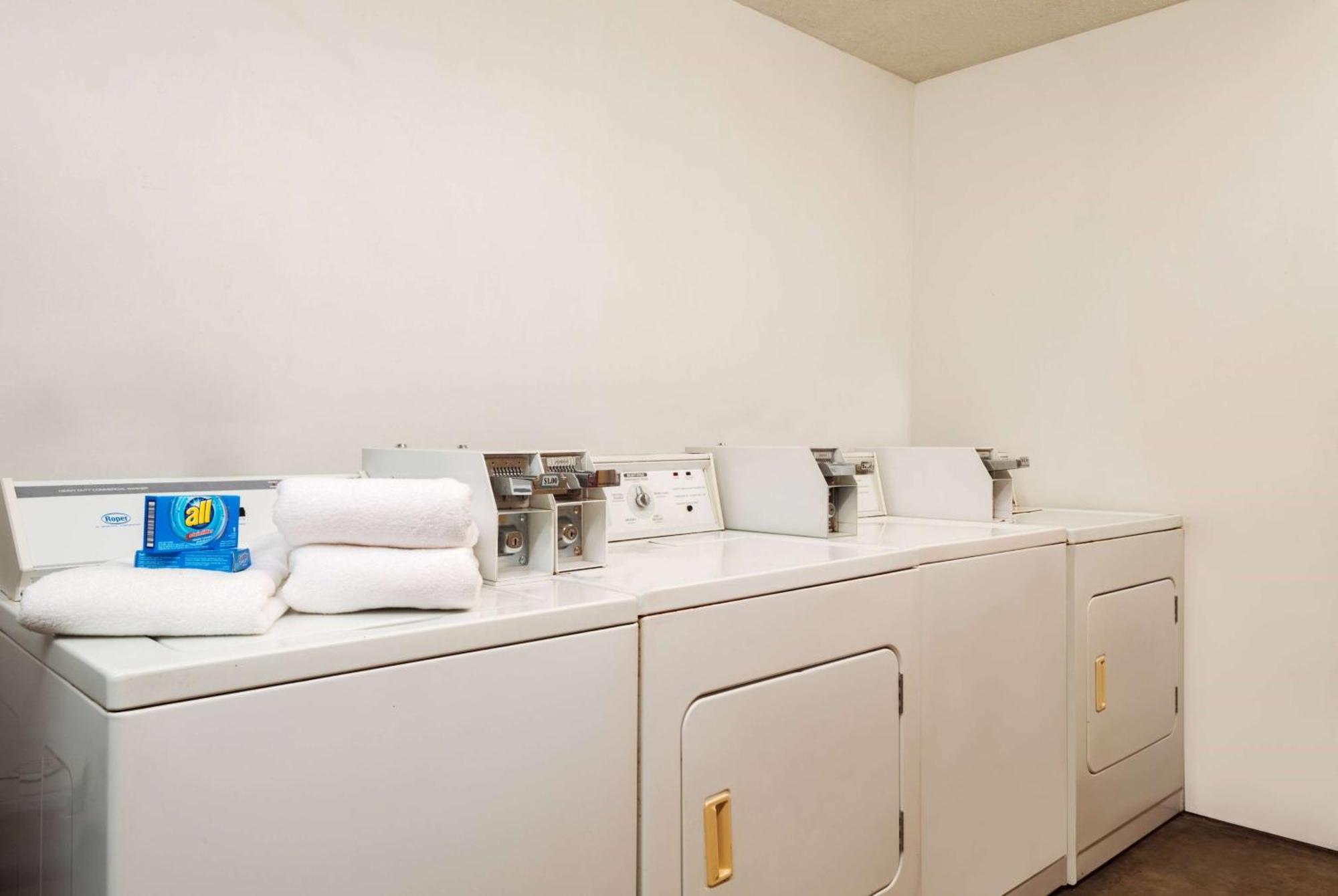 King Room Bath Tub Mobility or Hearing Accessible Non-Smoking