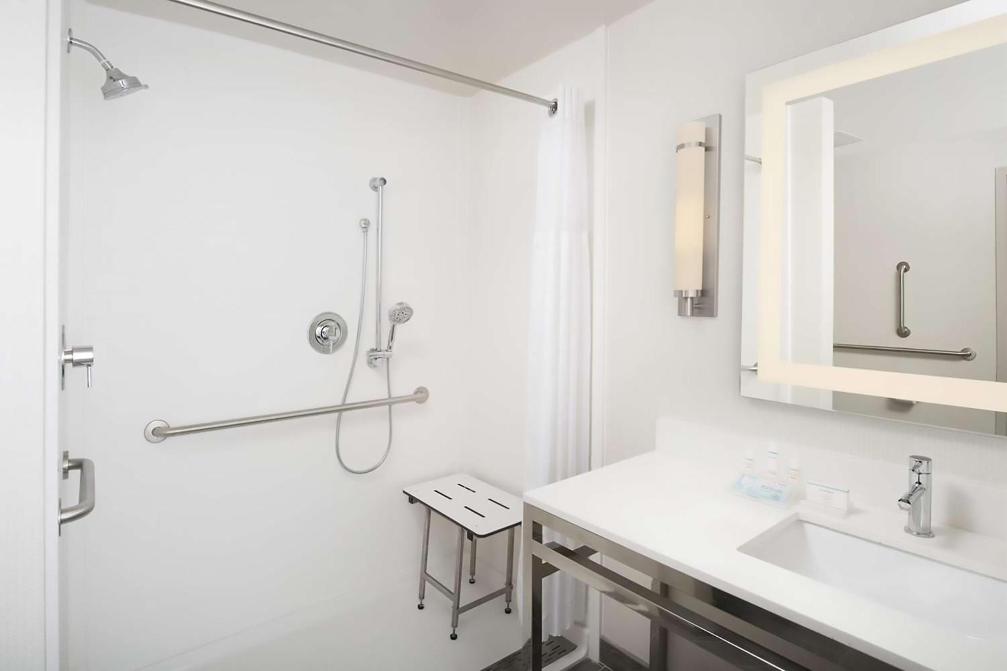 Queen Room Two Queen Beds Mobility Hearing Access