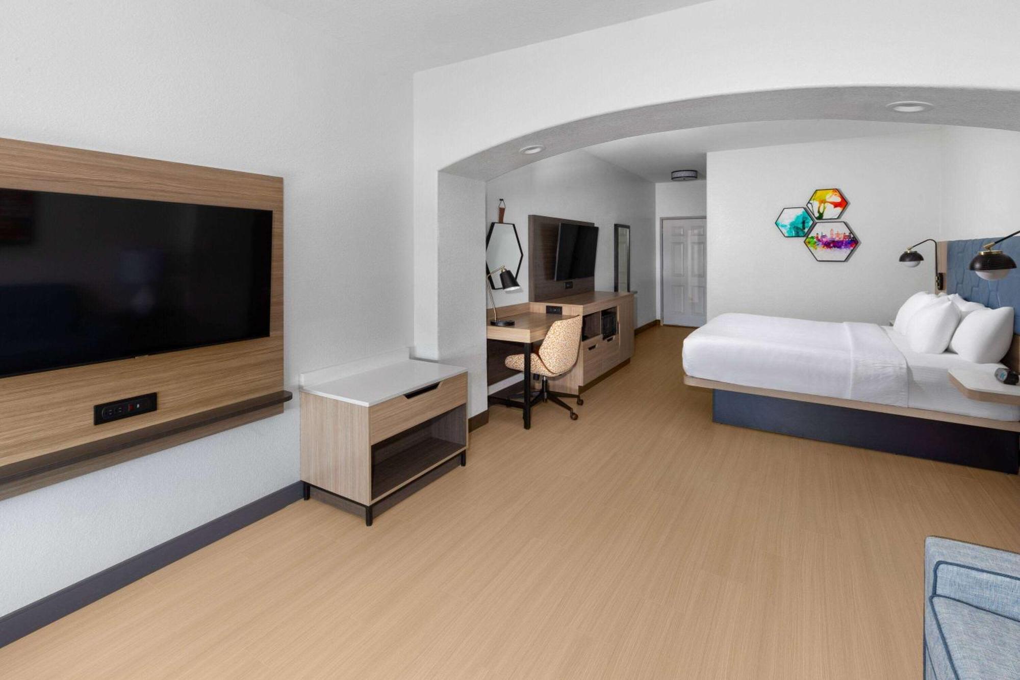 Executive King Room Roll Shower Mobility or Hearing Accessible Non-Smoking