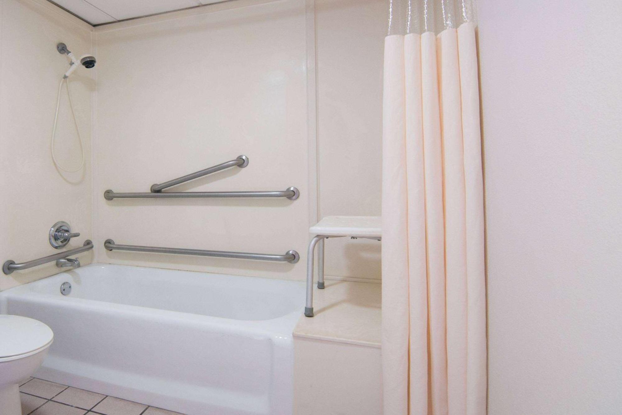 Queen Room Bath Tub Mobility Accessible or Non-Smoking