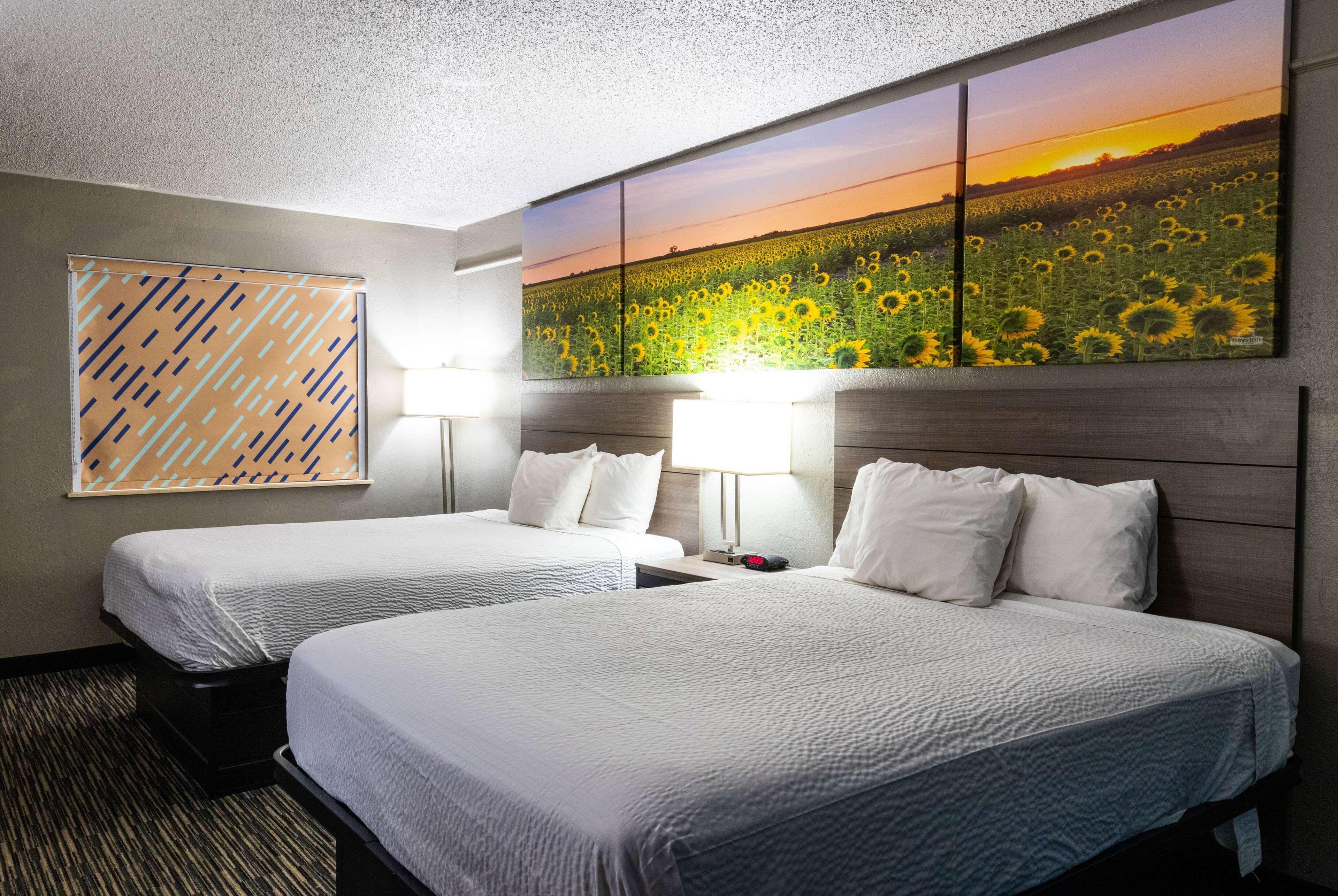 Queen Room Two Queen Beds Smoking