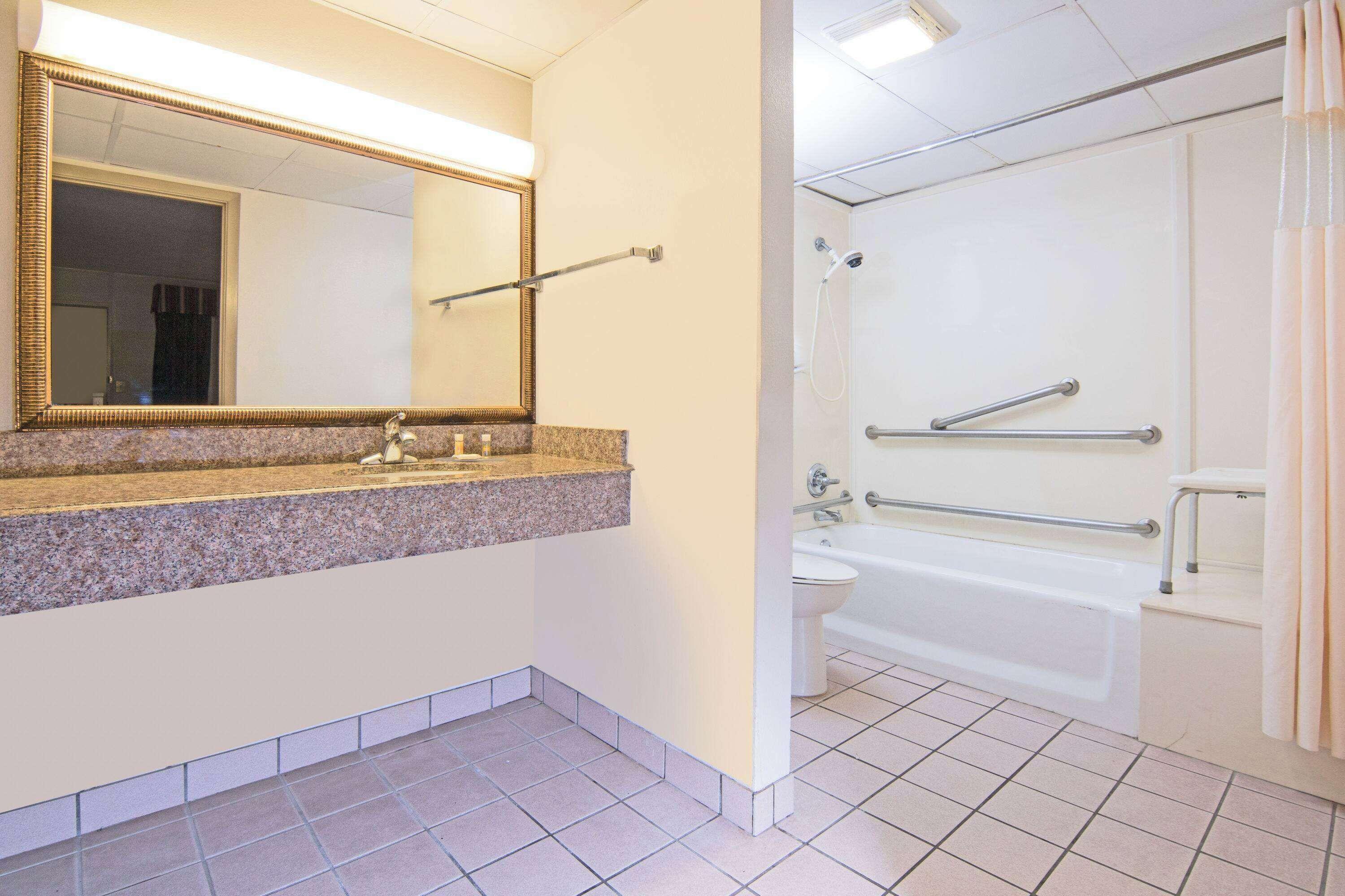 Queen Room Bath Tub Mobility Accessible or Non-Smoking