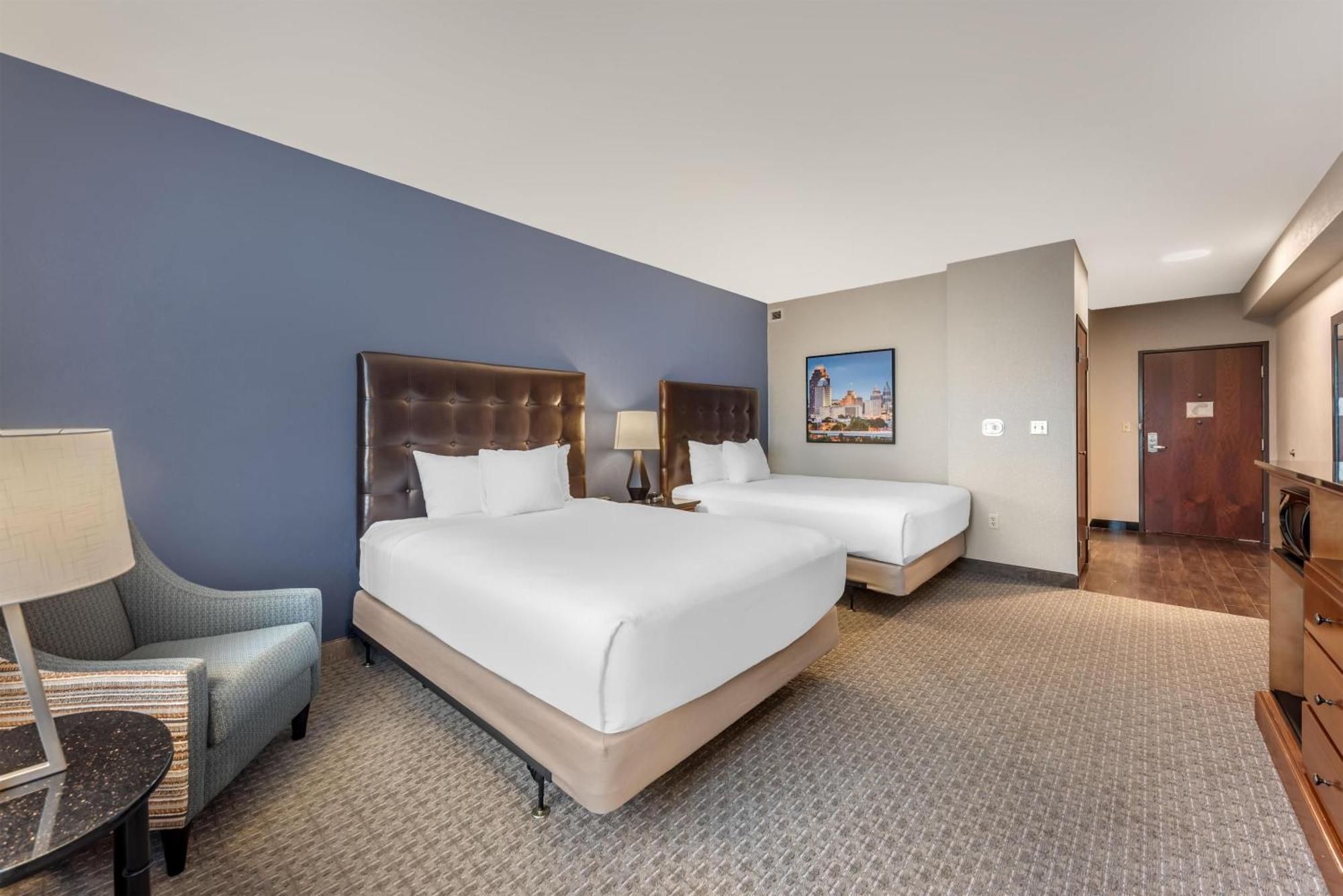 Deluxe Queen Room Two Queen Beds Hearing Accessible Roll Shower
