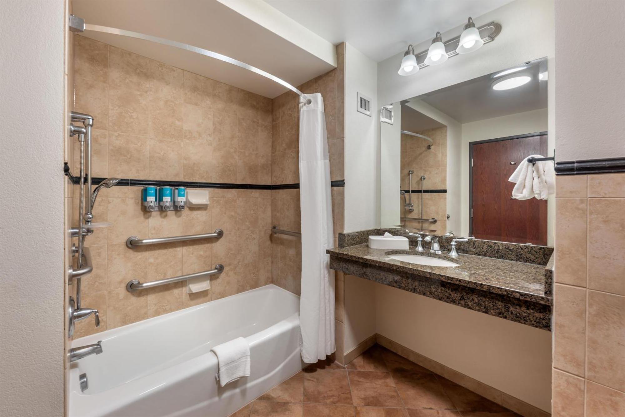 Deluxe King Room Hearing Accessible Tub