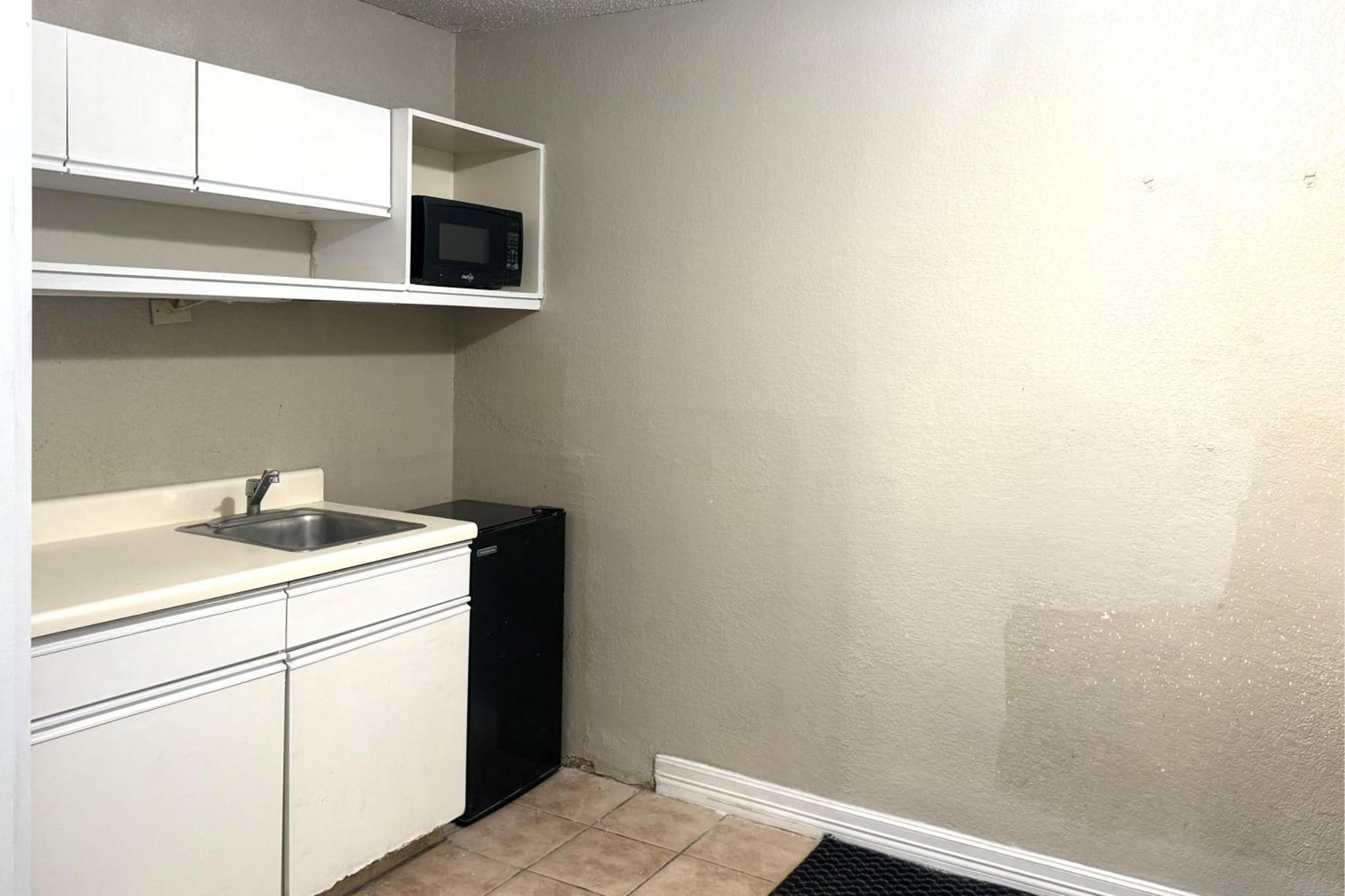 King Bed Smoking Kitchenette