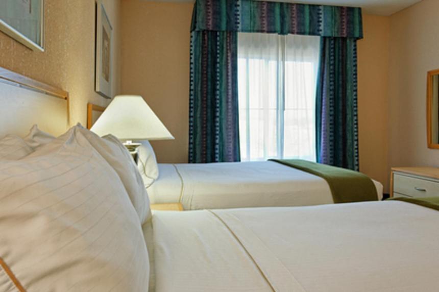 Queen Room Two Queen Beds Mobility Access Tub or Non-Smoking